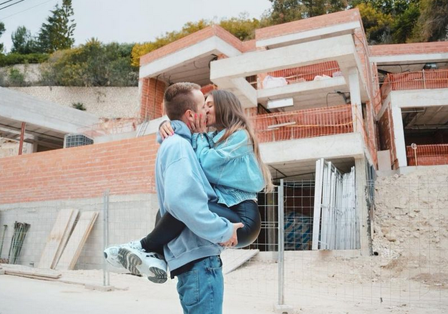 Julian und Bibi Claßen vor ihrer Ferienvilla in Spanien.