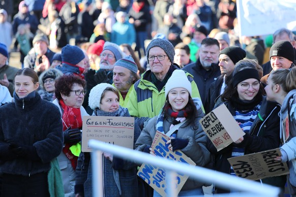 27.01.2024, Baden-Württemberg, Sigmaringen: Menschen nehmen an einer Demonstration gegen Rechtsextremismus teil. Foto: David Pichler/dpa +++ dpa-Bildfunk +++