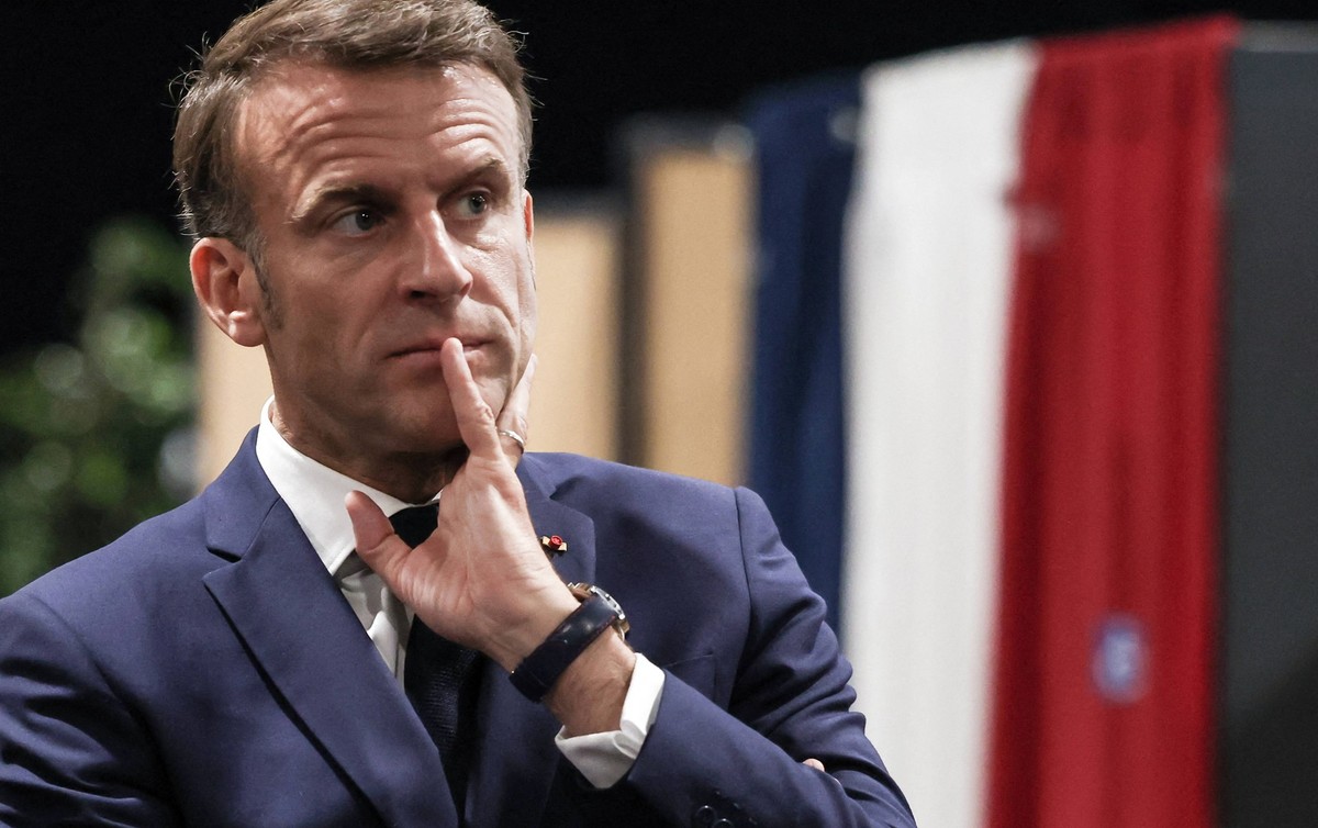 Emmanuel And Brigitte Macron At A Polling Station - Le Touquet President Emmanuel Macron casting his ballot for the European Parliament election at a polling station in Le Touquet, northern France on  ...