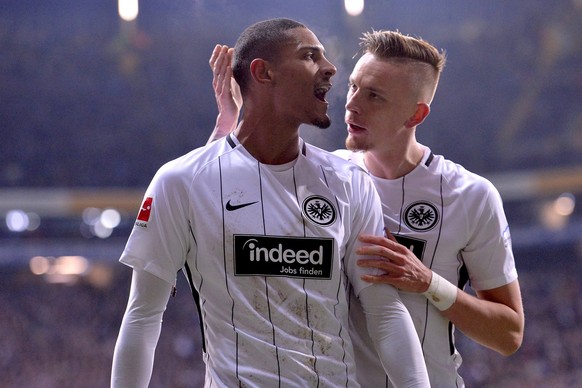 Sébastien Haller (l.) und Marius Wolf bejubeln einen Treffer zu gemeinsamen Zeiten bei Eintracht Frankfurt.