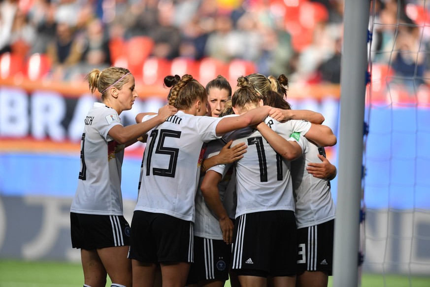 Jubel, Freuen, celebrate, happy, cheer , Goal Celebration 1:0 Deutschland, 12.06.2019, Valenciennes (Frankreich), Fussball, FIFA Frauen-WM 2019, Deutschland - Spanien, FIFA REGULATIONS PROHIBIT ANY US ...