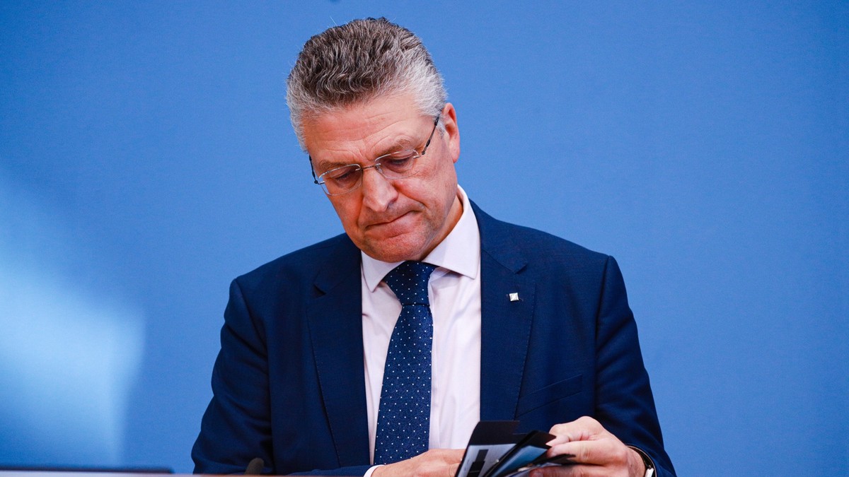 Health Authorities Provide Pandemic Update Robert Koch Institute President Lothar Wieler speaks to the media at the Bundespressekonferenz to update the current COVID-19 Situation on September 30, 2022 ...