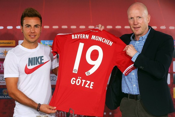 FUSSBALL 1. Bundesliga 2013/2014 02.07.2013 Sportvorstand Matthias Sammer re, FC Bayern Muenchen pr�sentiert Mario G�tze mit seinem Trikot mit seiner Nummer 19 PUBLICATIONxNOTxINxAUTxSUIxITA