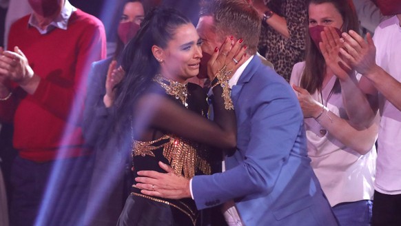 With tears in their eyes, Amira and Oliver Pocher hugged each other.
