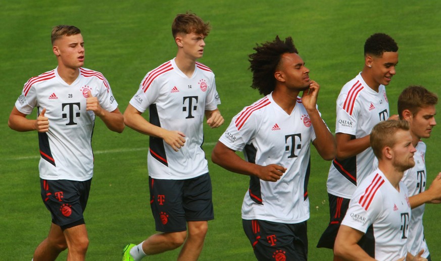 v.l. 28 Gabriel Vidovic, 14 Paul Wanner, Joshua Zirkzee, 42 Jamal Musiala, 44 Josip Stanisic, 4 Matthijs de Ligt, laufen, Gruppe, Fussball / 1. BL / FC Bayern Muenchen / Training an der Saebenerstrass ...