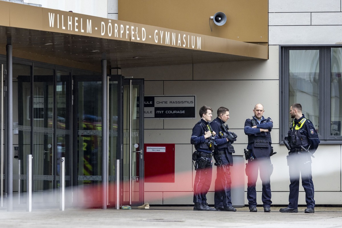 ARCHIV - 22.02.2024, Nordrhein-Westfalen, Wuppertal: Polizeibeamte stehen vor dem Wilhelm-D�rpfeld-Gymnasium. In Wuppertal sind an einem Gymnasium mehrere Sch�ler verletzt worden. Ein Verd�chtiger sei ...