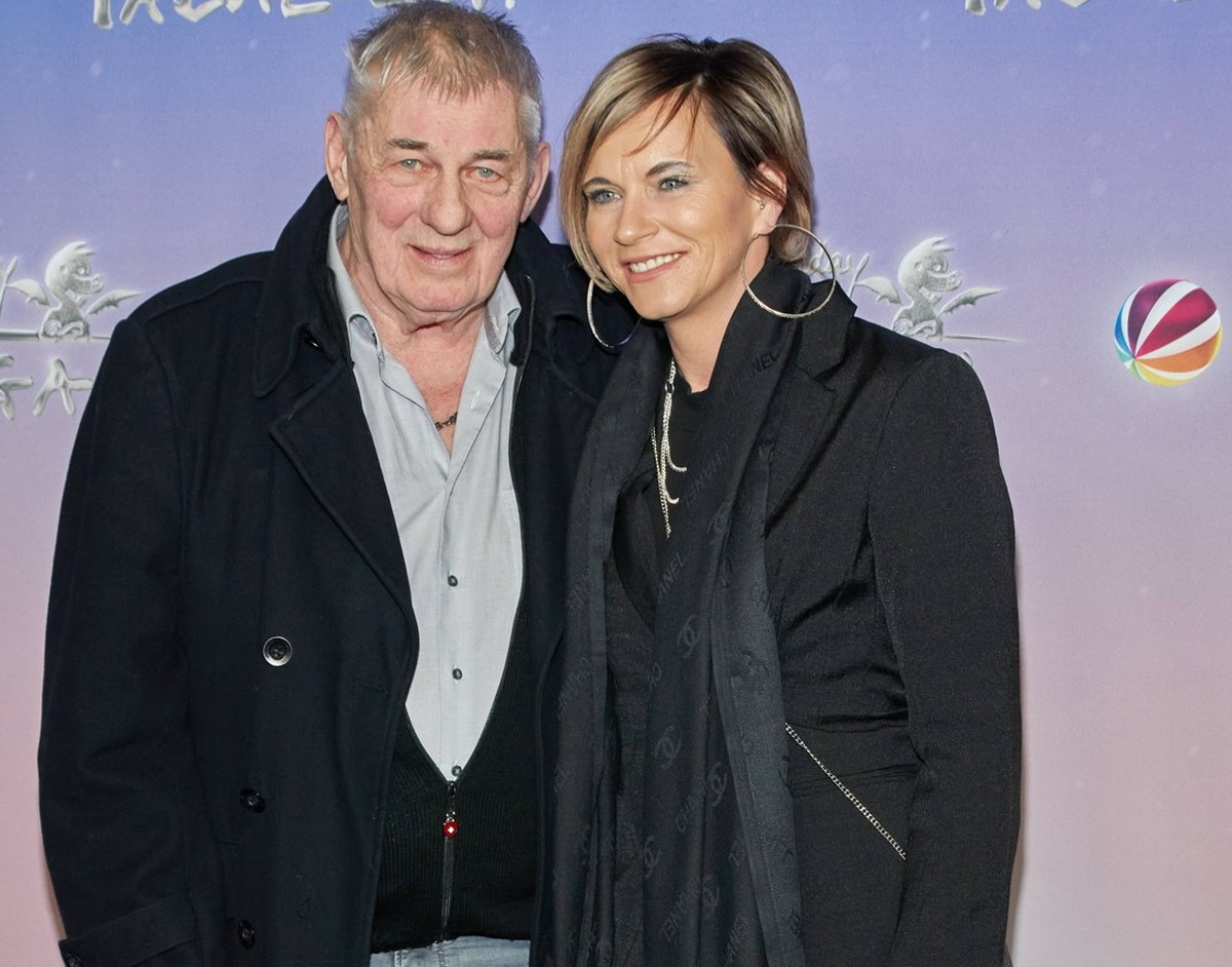 Heinz Hoenig mit Frau Annika - Gaesteankunft zu Happy Birthday Tabaluga von SAT.1 im Zoo Palast in Berlin am 27.03.2023. Happy Birthday Tabaluga *** Heinz Hoenig with wife Annika guest arrival to Happ ...