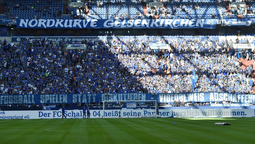 02.09.2018, Fussball GER, Saison 2018 2019, 1. Bundesliga, 2. Spieltag, FC Schalke 04 - Hertha BSC Berlin, Schalker Fans in der Nordkurve mit einem Anti Videobeweis Banner DFL REGULATIONS PROHIBIT ANY ...