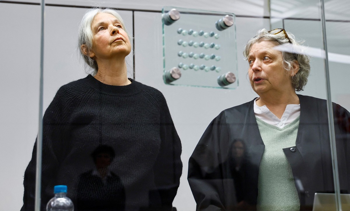 dpatopbilder - 25.03.2025, Niedersachsen, Celle: Daniela Klette (l) steht im Oberlandesgericht Celle im Gerichtssaal neben ihrer Rechtsanwältn Undine Weyers. Die Ermittler werfen Klette versuchten Mor ...