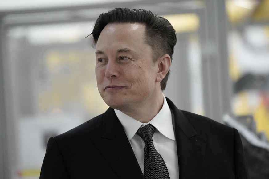 Aktuell, 22.03.2022, Gruenheide, Elon Musk Tesla-Chef im Portrait bei seinem Rundgang mit dem Bundeskanzler beim 'Tesla Delivery Day' zur Eroeffnung und offiziellem Produktionsstart der Tesla Fabrik,  ...