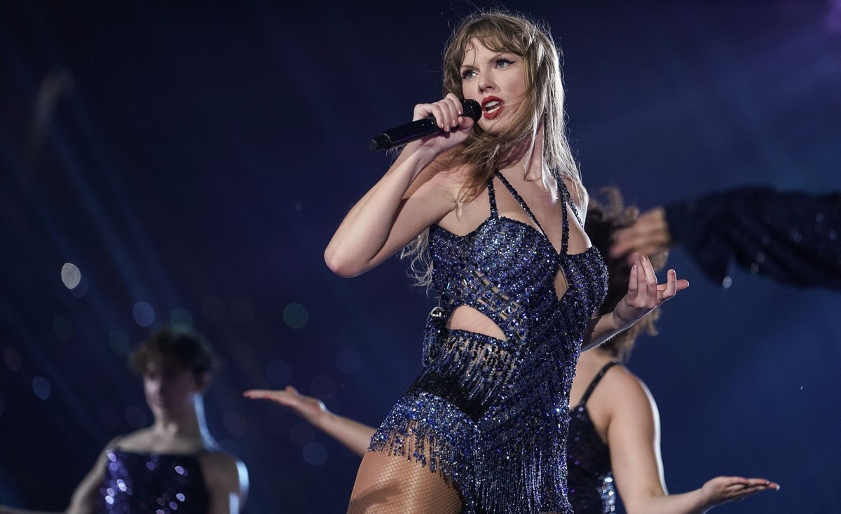 MUNICH, GERMANY - JULY 27: EDITORIAL USE ONLY. NO BOOK COVERS. Taylor Swift performs onstage during &quot;Taylor Swift | The Eras Tour&quot; at Olympiastadion on July 27, 2024 in Munich, Germany. (Pho ...