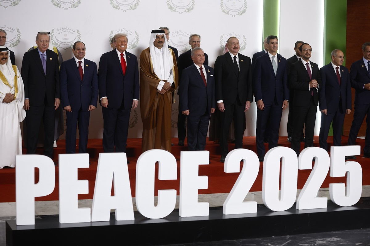 From the left, Turkish President Recep Tayyip Erdogan, Egyptian President Abdel Fattah al-Sisi, US President Donald Trump, Emir of Qatar Cheikh Tamim ben Hamad al-Thani, King Abdullah II of Jordan, an ...