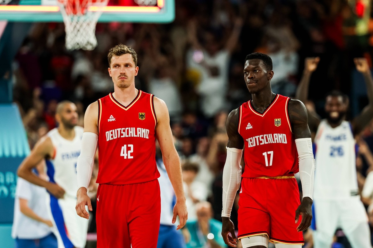 FRA, Paris, Olympischen Spiele Paris 2024, 08.08.2024, Basketball Herren Halbfinale Frankreich - Deutschland, Bercy Arena Andreas Obst Deutschland, 42, Dennis Schröder Deutschland, 17 frustriert, trau ...