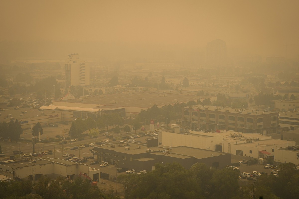 19.08.2023, Kanada, Kelowna: Rauch von Waldbränden füllt die Luft in Kelowna, British Columbia. Foto: Darryl Dyck/The Canadian Press via AP/dpa - ACHTUNG: Nur zur redaktionellen Verwendung und nur mit ...