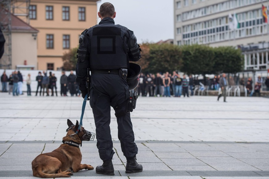Ein Polizist bei einer Demo von Rechtsextremen in Bautzen.  