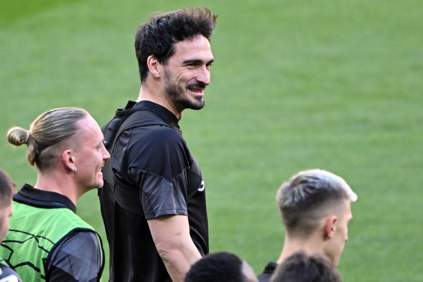 09.04.2024, Spanien, Madrid: Fußball: Champions League, vor dem Viertelfinal-Hinspiel Atlético Madrid - Borussia Dortmund im Stadion Metropolitano. Dortmunds Mats Hummels in Aktion während des Trainin ...