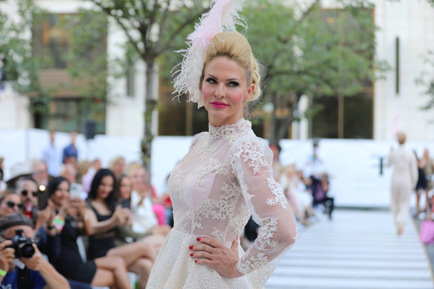 07.07.2021 Frankfurt am Main, Frankfurt Fashion Week - Fashion Lounge Prominente Models bei der Charity Hairshow von Haarwerk unter dem Motto Barok neu inzeniert hier Sonya Kraus Moderatorin emspor, D ...