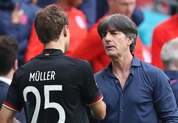 29.06.2021, Großbritannien, London: Fußball: EM, England - Deutschland, Finalrunde, Achtelfinale im Wembley Stadion. Bundestrainer Joachim Löw und Thomas Müller umarmen sich nach der Partie. Foto: Chr ...