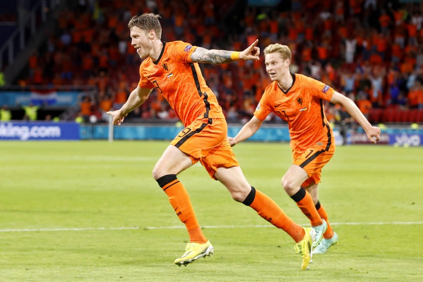 AMSTERDAM, 13-06-2021 JohanCruyff Arena, Group stage of EURO2020 between Netherlands and Ukraine. Wout Weghorst scores 2-0 and celebrates with Frenkie de Jong Netherlands - Ukraine PUBLICATIONxNOTxINx ...