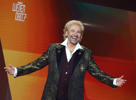 ARCHIV - 06.11.2021, Bayern, Nürnberg: Thomas Gottschalk, Moderator, kommt zu Beginn der Jubiläumsshow «Wetten, dass..?» auf die Bühne. (zu dpa «Gottschalk will für &quot;Wetten, dass..?&quot; keine & ...