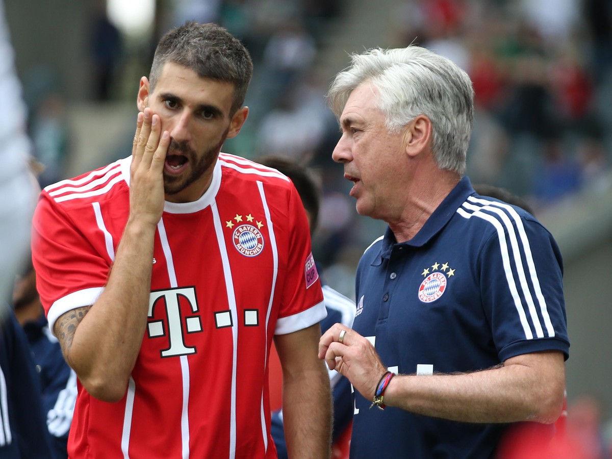 Javier Martinez im Gespräch mit Carlo Ancelotti während der Saison 2017/2018