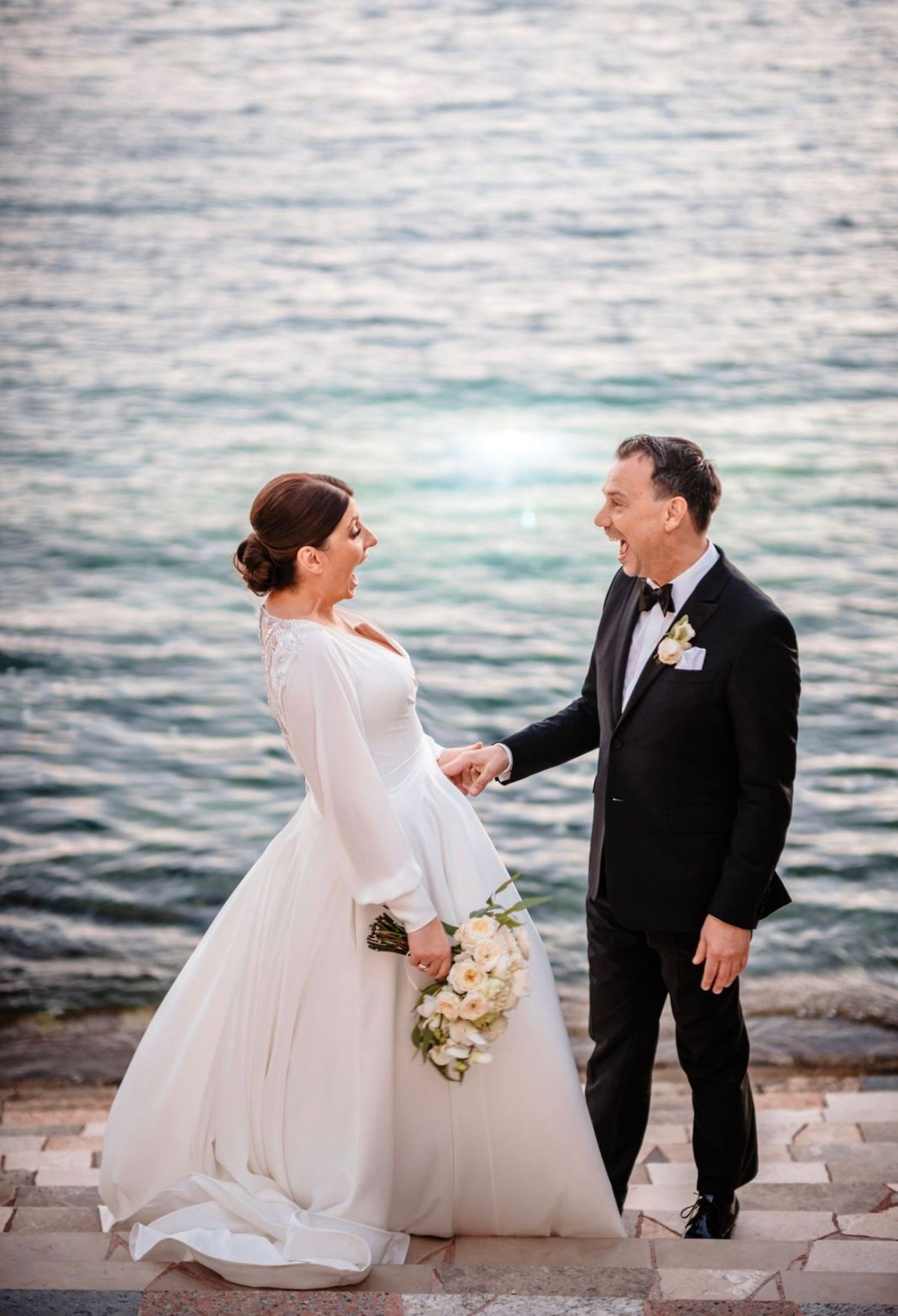 03.10.2022, Kroatien, ---: Bestsellerautor Sebastian Fitzek und seine Frau Linda nach ihrer Hochzeit. (zu dpa "Sebastian Fitzek hat Freundin Linda in Kroatien geheiratet") Foto: Rockstein Fo ...