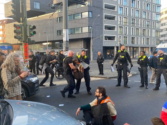 Nachdem die Wissenschaft das 1,5 Grad Ziel als unerreichbar bewertet hat, häufen sich Protestaktionen von Klimaaktivist:innen, wie hier an der Berliner Torstraße.