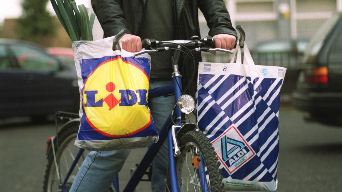 Bildnummer: 56953780 Datum: 04.02.2004 Copyright: imago/teutopress
Feature / Symbol: Einkauf, Discountmarkt, Discounter 02/04 thg Wirtschaft Deutschland Einkaufen Einkauf Supermarkt Verbrauchermarkt E ...