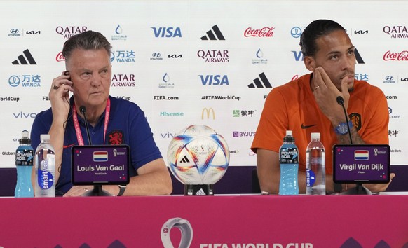 221120 -- DOHA, Nov. 20, 2022 -- Netherlands head Coach Louis van Gaal L and captain Virgil van Dijk take part in a press conference, PK, Pressekonferenz one day ahead of the group A match between Sen ...