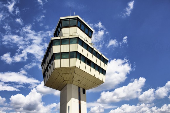 Am Flughafen-Tower in Tegel hält man inzwischen lieber Ausschau nach Wolken.