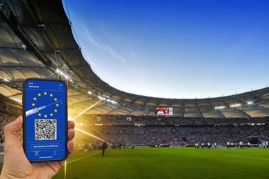 Hand hält Smartphone mit digitalem europäischen Impfpass im voll besetzten Fußballstadion, FOTOMONTAGE, Symbolbild, Corona-Krise, Mercedes-Benz Arena, Stuttgart, Baden-Württemberg, Deutschland Coronav ...