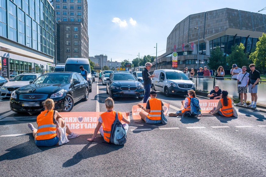 News Bilder des Tages 17 Angehörige der Letzen Generation haben sich am Montag an drei stellen auf dem Leipziger Augustplatz geklebt. Erst nach 90 Minuten konnten sie von der Polizei entfernt werden L ...