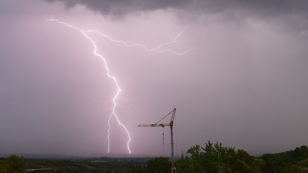 ARCHIV - 13.08.2020, Rheinland-Pfalz, Wackernheim: Ein Blitz schl