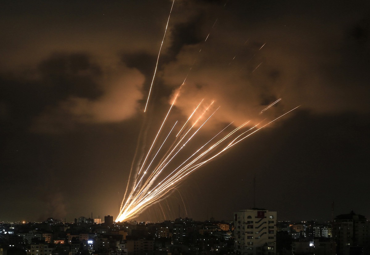 06.08.2022, Pal�stinensische Autonomiegebiete, Gaza: Raketen werden vom Gazastreifen auf Israel abgefeuert. Zwischen Israel und militanten Pal�stinensern im Gazastreifen ist die Gewalt erneut eskalier ...