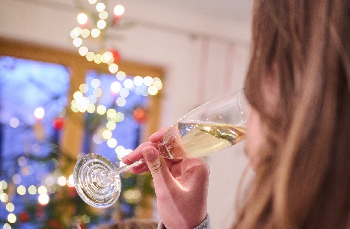 27.12.2022, Bayern, Freystadt: Ein Teenager trinkt ein Glas Sekt, w