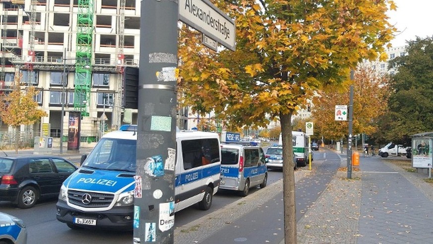Polizeiwagen an der Alexanderstraße: Unbekannte Täter haben hier am Freitagmorgen einen Geldtransporter überfallen.