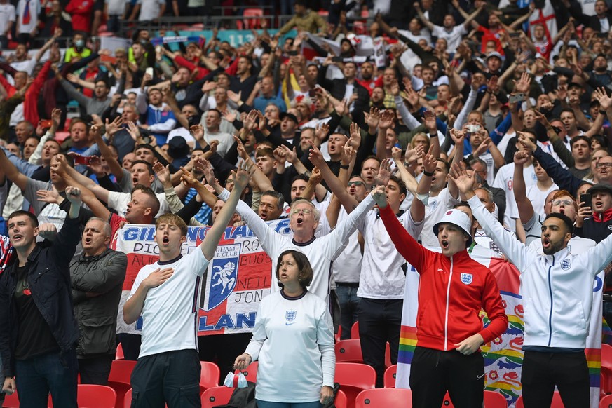 englische Fans,Fussballfans ohne Abstand und Masken. Stimmung,Freude,Ausgelassenheit. Achtelfinale, Spiel M44, England ENG - Deutschland GER 2-0 am 29.06.2021 in London / Wembley Stadion. Fussball EM  ...