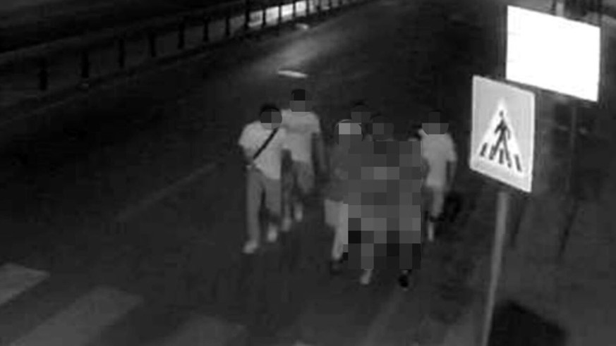 Aufnahmen einer Überwachungskamera: das Opfer mit den Tätern auf dem Weg zum Tatort.