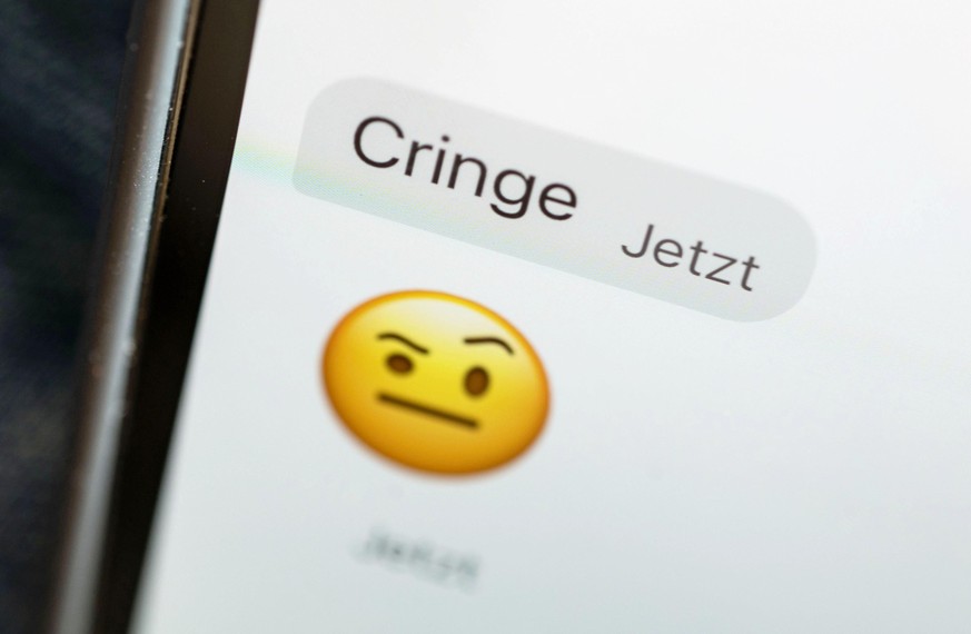 ILLUSTRATION - Das Wort „cringe“ ist auf dem Display eines Mobiltelefons zu sehen. Am 25. Oktober wird das «Jugendwort des Jahres» 2021 bekanntgegeben. In der Endauswahl standen die Worte «sheesh», «s ...