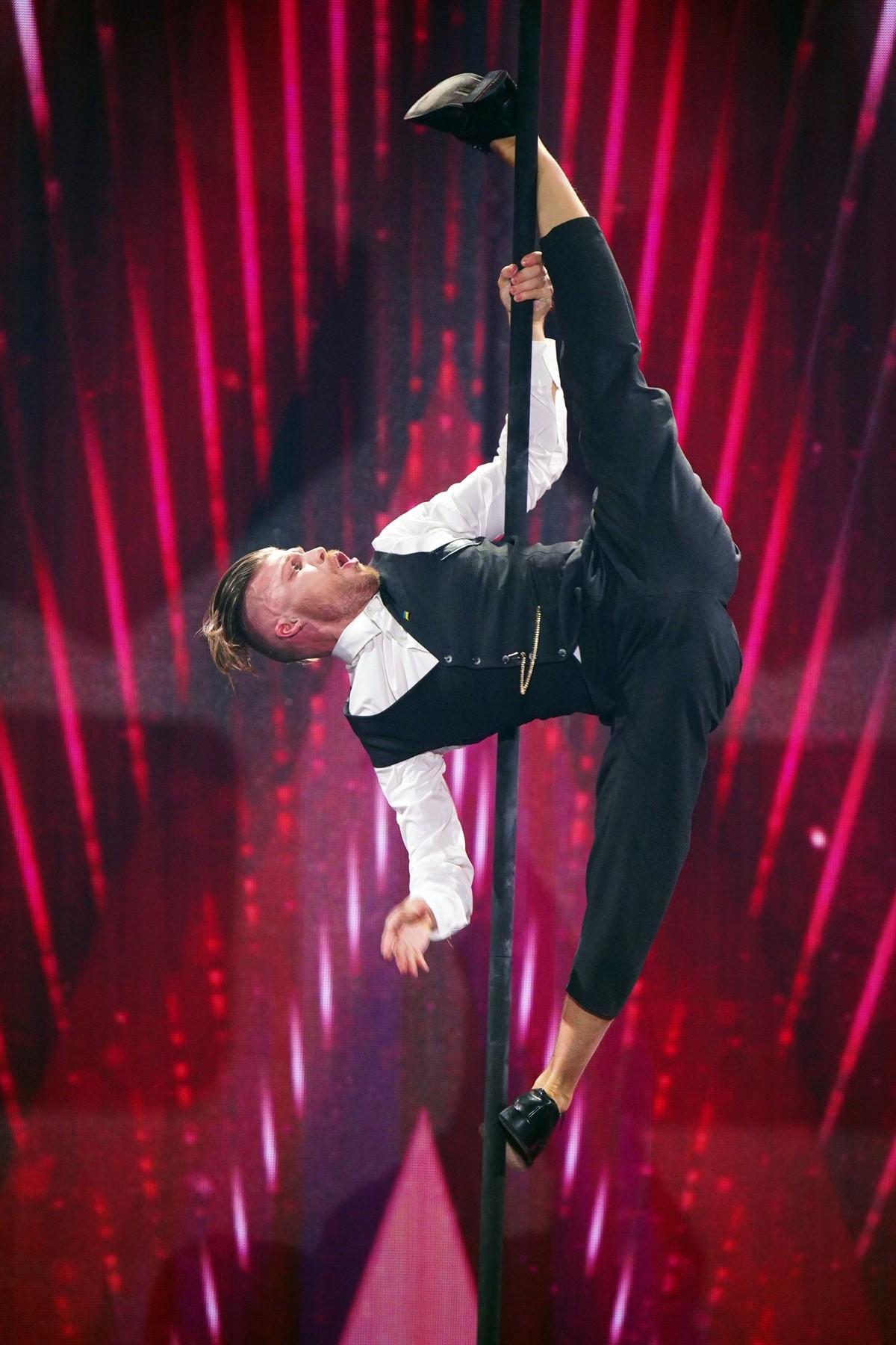 Denys Zhygaltsov, Akrobat aus M�lheim-K�rlich, pr�sentiert eine Flying Pole-Performance.


+++ Die Verwendung des sendungsbezogenen Materials ist nur mit dem Hinweis und Verlinkung auf RTL+ gestattet. ...