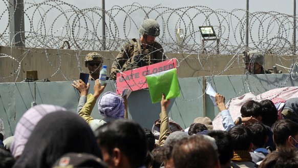 26.08.2021, Afghanistan, Kabul: Ein US-Soldat (M) h