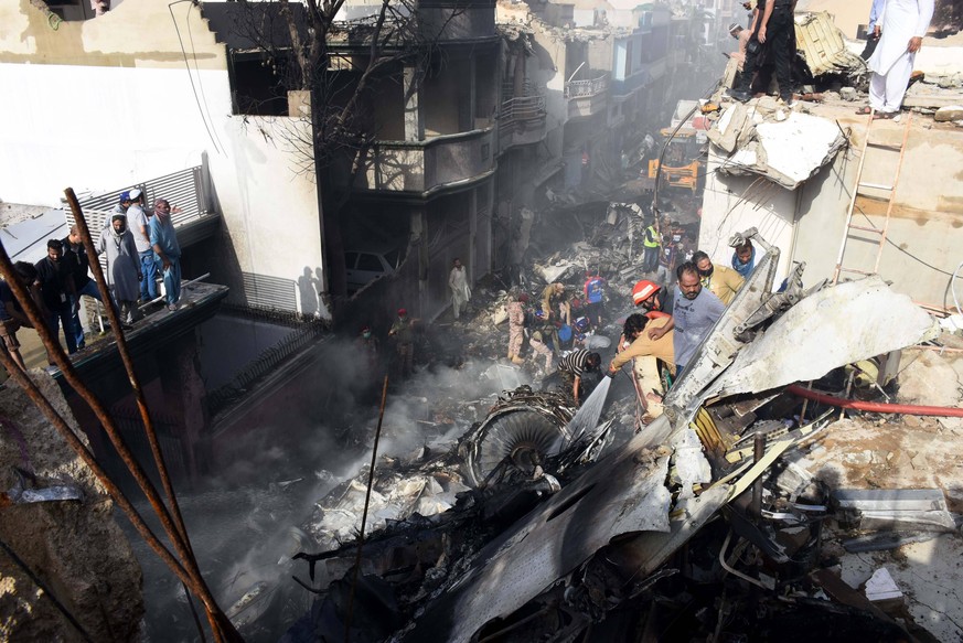 News Bilder des Tages 200522 -- KARACHI, May 22, 2020 -- Rescuers work at the plane crash site in Karachi, Pakistan, May 22, 2020. Rescuers have shifted at least 11 bodies and 15 injured to a hospital ...