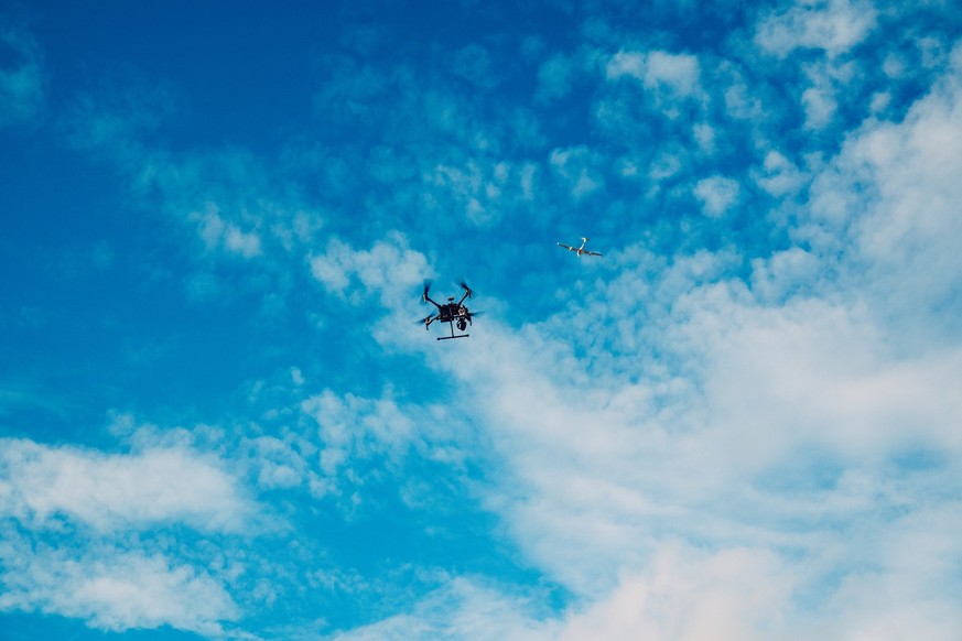 HANDOUT - 09.11.2022, Spiekeroog: Während die DFKI-Drohne am Boden liegenden Plastikmüll aus geringen Höhen erfasst, überfliegt das Forschungsflugzeug der Jade Hochschule den Strand in Höhen zwischen  ...