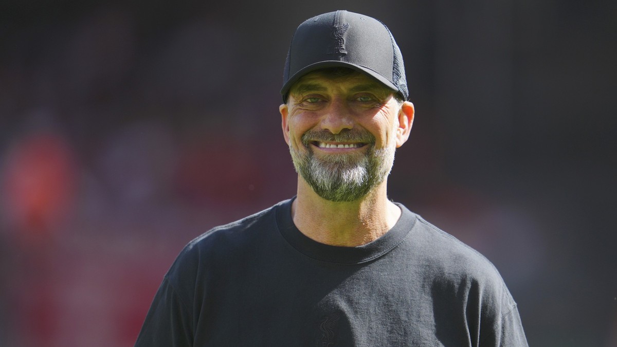 ARCHIV - 19.05.2024, Großbritannien, Liverpool: Fußball: Premier League, England, FC Liverpool - Wolverhampton Wanderers, 38. Spieltag, Anfield: Liverpools Ex-Trainer Jürgen Klopp lächelt vor dem Spie ...