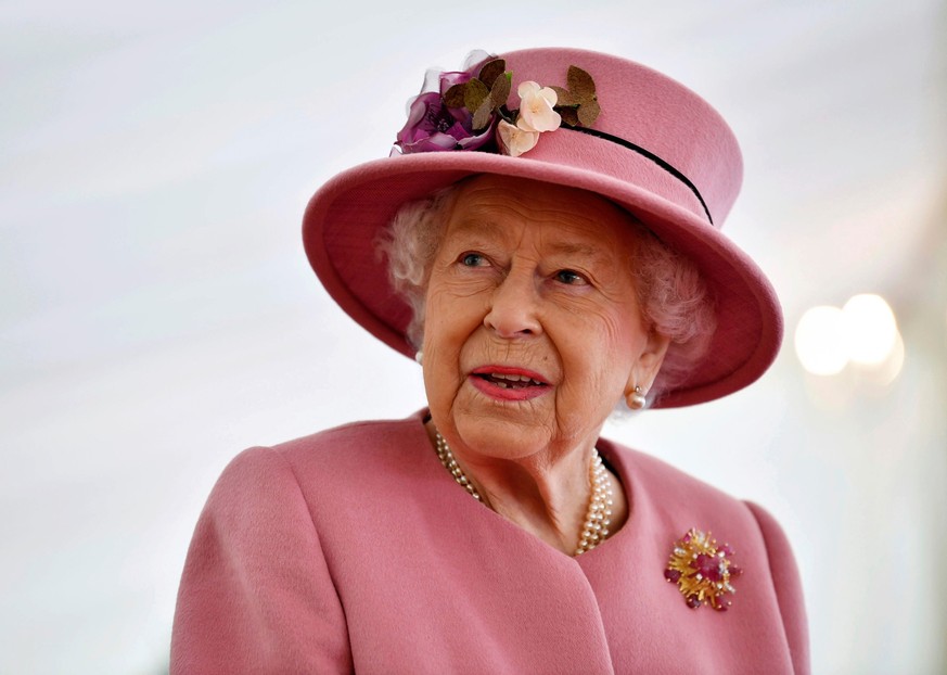 ARCHIV - 15.10.2020, Großbritannien, Porton Down: Die britische Königin Elizabeth II. besucht das Defence Science and Technology Laboratory (DSTL), um sich das Energetics Enclosure und die Ausstellung ...