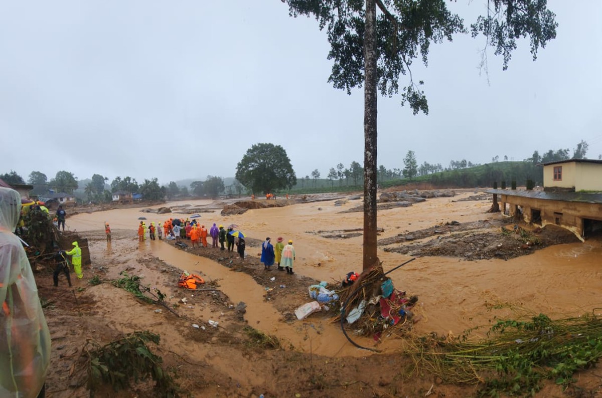 30.07.2024, Indien, Wayanad: Retter und andere inspizieren die Stelle, nachdem Erdrutsche hügelige Dörfer im Bezirk Wayanad im indischen Bundesstaat Kerala getroffen haben. Foto: Uncredited/AP/dpa +++ ...