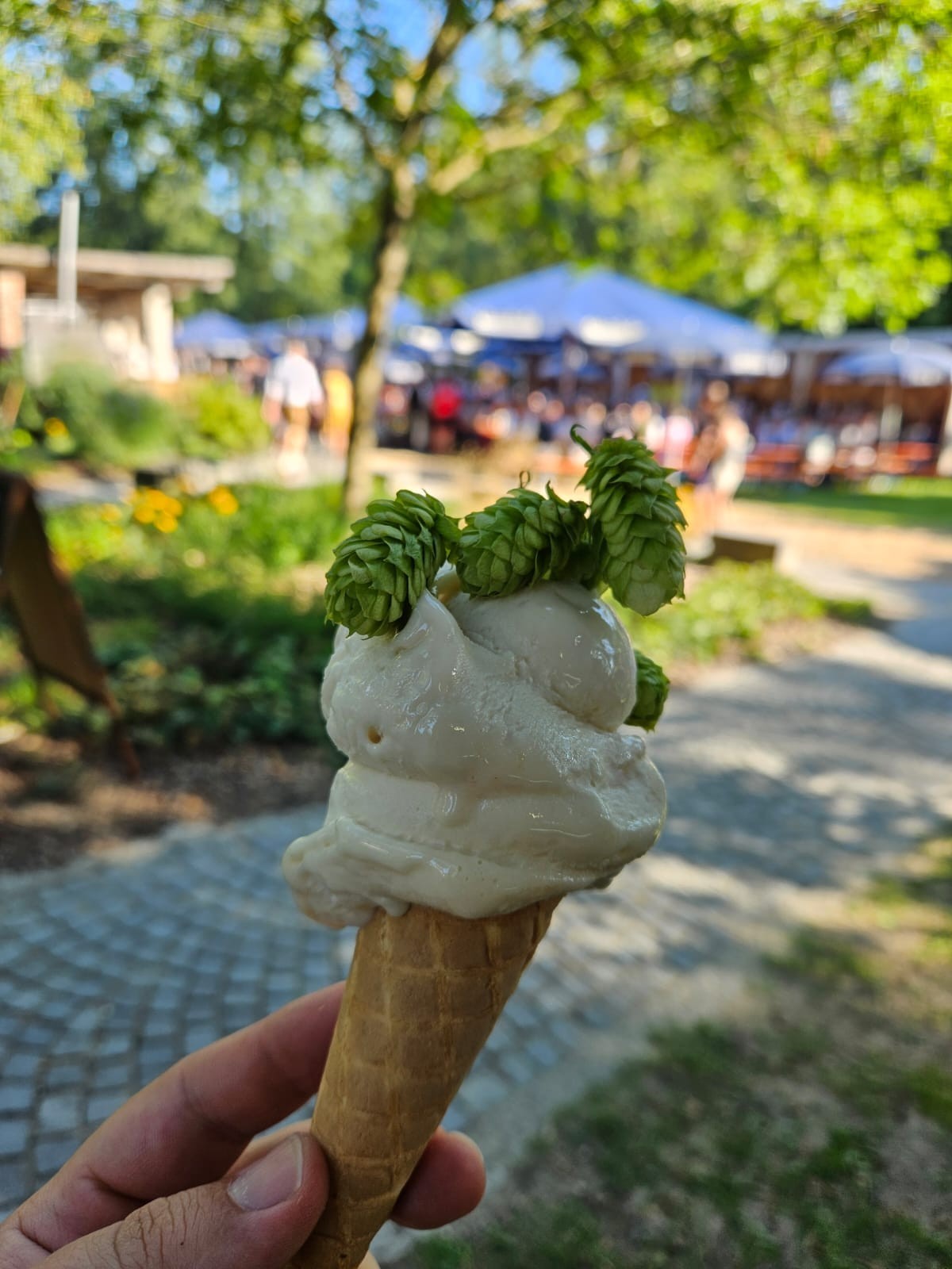 Das Bier-Eis kommt in der Waffel mit Hopfen-Verzierungen daher.