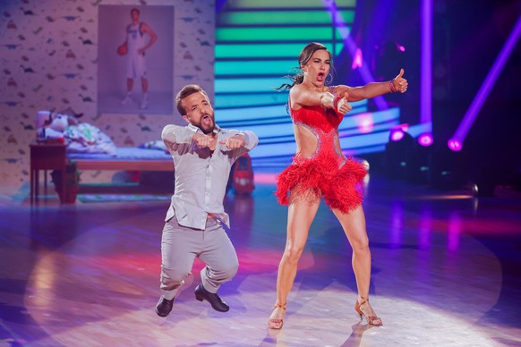 29.04.2022, Nordrhein-Westfalen, K�ln: Mathias Mester, Sportler, und Renata Lusin, Profit�nzerin, tanzen in der RTL-Tanzshow &quot;Let&#039;s Dance&quot; im Coloneum. Foto: Rolf Vennenbernd/dpa +++ dp ...