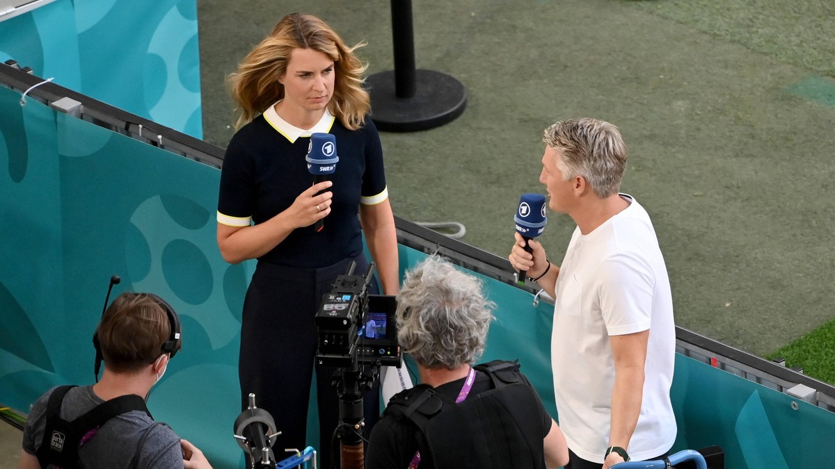 ARD Sportschau Moderatorin Jessy Wellmer, li., mit Bastian Schweinsteiger 19.06.2021, Fussball Europameisterschaft 2021, Vorrunde, 2. Spieltag, Gruppe F, Portugal - Deutschland, Foto: Maik H