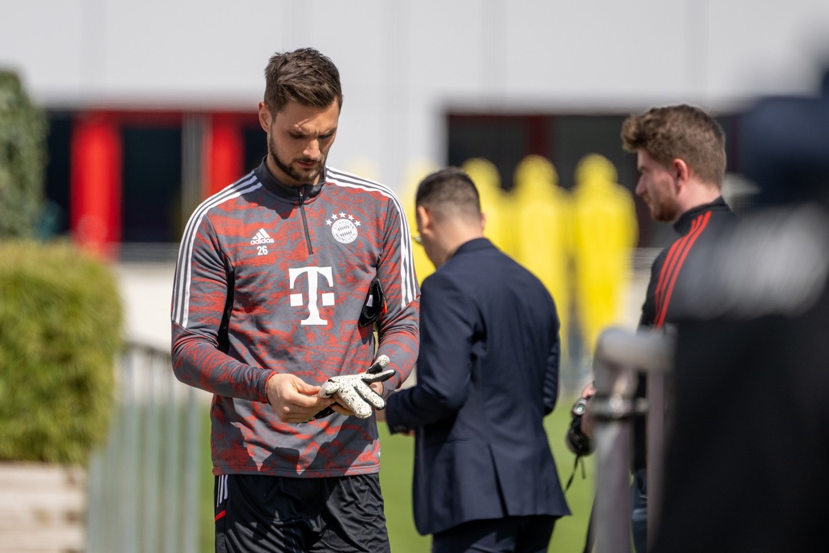 ARCHIV - 10.04.2023, Bayern, M�nchen: Fu�ball: Champions League, vor dem Spiel Manchester City - Bayern M�nchen, Abschlusstraining FC Bayern. Torwart Sven Ulreich. Der Keeper glaubt, dass Manuel Neuer ...